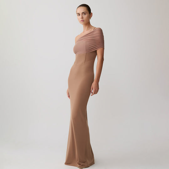 Damen Elegantes und figurbetontes Maxikleid mit einem Schulterdesign und sanften Raffungseffekten EB