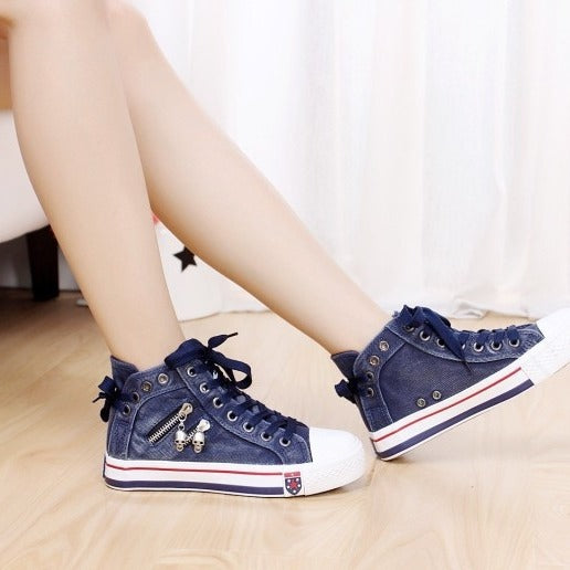 Damen nan hohe Sneaker im Jeanslook mit seitlichem Reißverschluss und dekorativen Anhängern EB