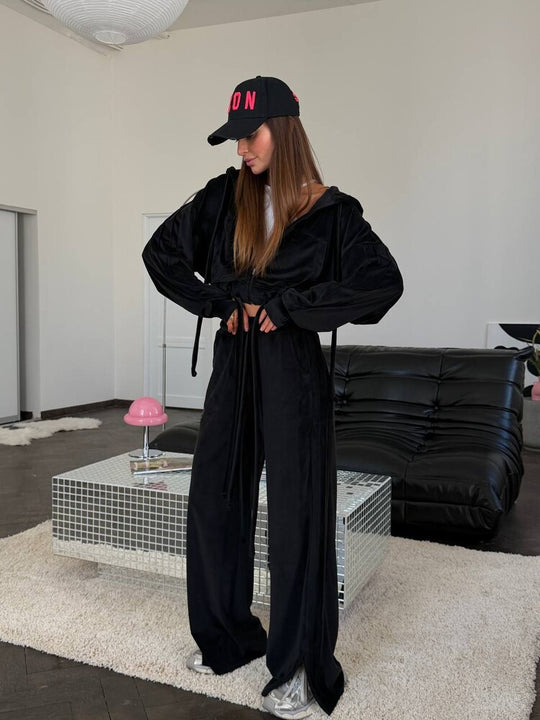 Damen Cropped Kapuzenjacke mit Kordelzug und weitem Split-Hose Lounge-Set Eichborn Berlin