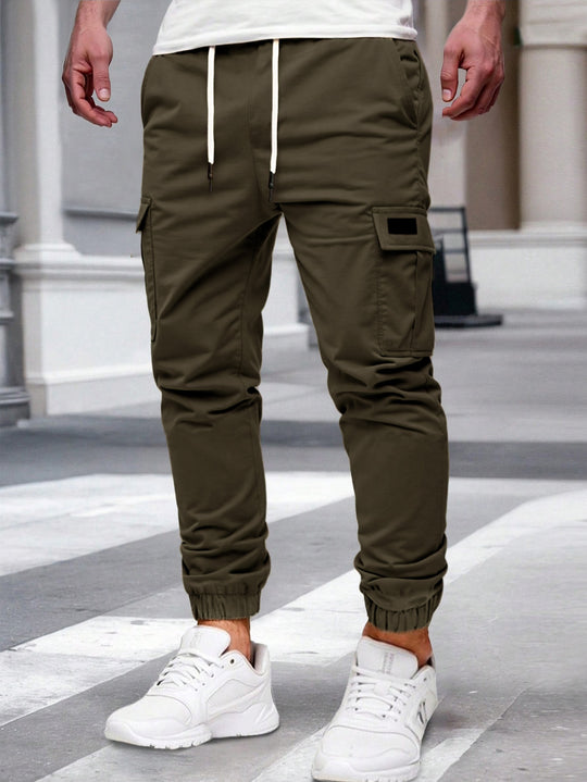 Herren nan tapered Freizeit-Cargohose mit aufgesetzten Klapptaschen, Tunnelzugbund und elastischen Beinabschlüssen EB