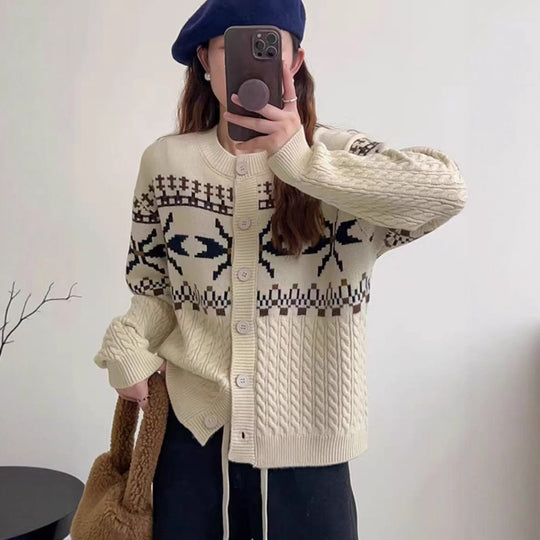 Damen Strickjacke mit traditionellen Mustern und großen Knöpfen EB