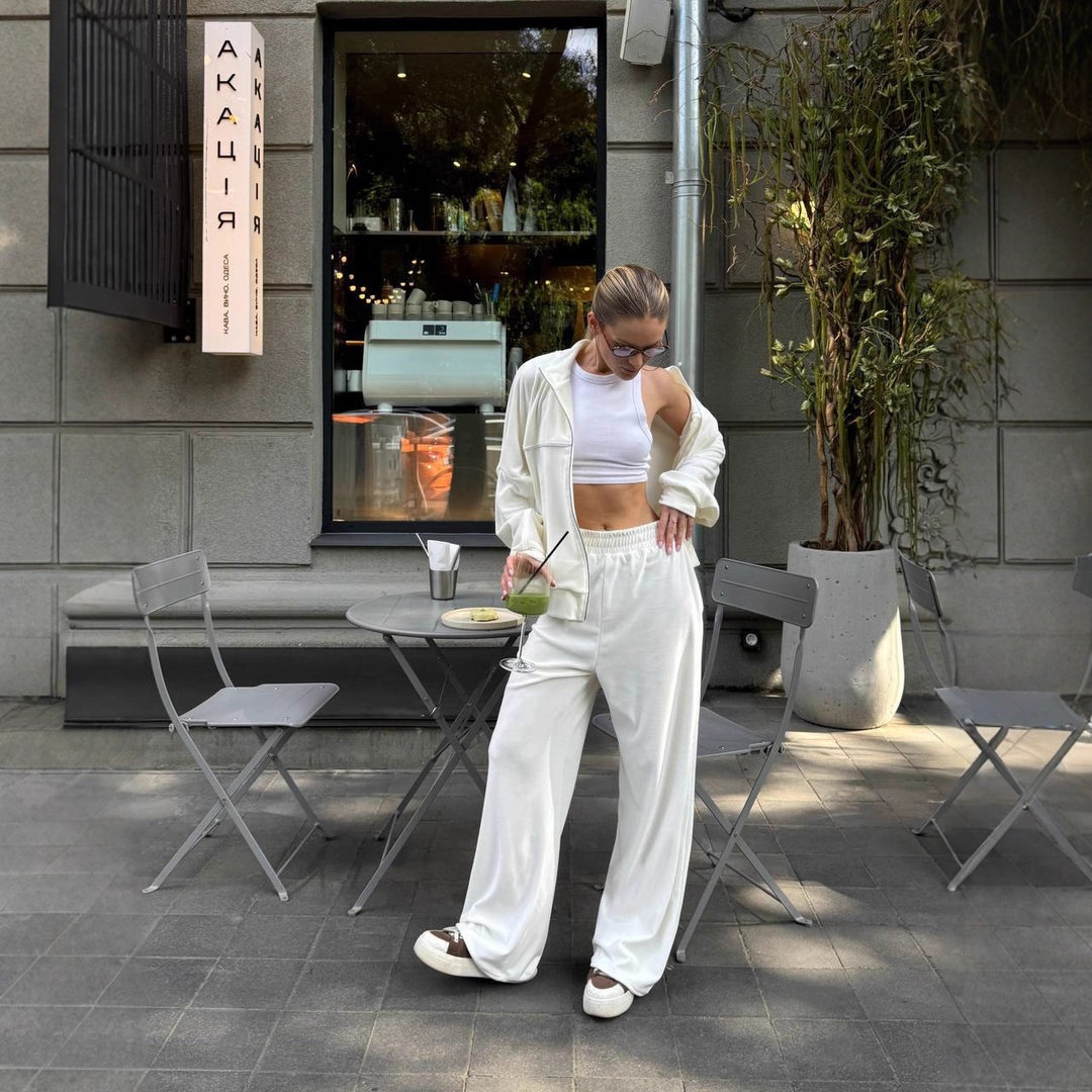 Damen sportive Oversize-Fleecejacke mit diagonaler Reißverschluss-Optik und weit geschnittener High-Waist-Jogginghose Eichborn Berlin