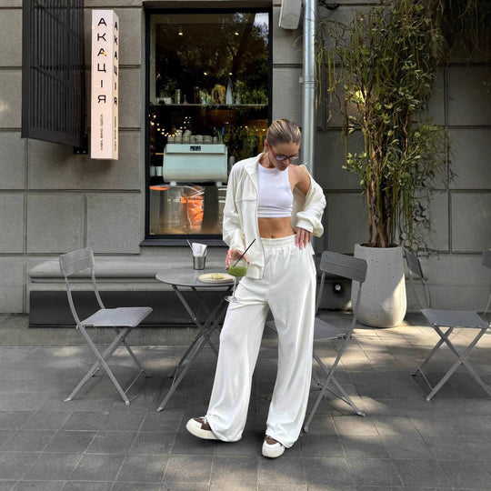 Damen sportive Oversize-Fleecejacke mit diagonaler Reißverschluss-Optik und weit geschnittener High-Waist-Jogginghose Eichborn Berlin