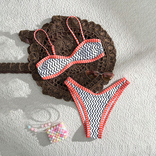 Damen Bandeau-Bikini mit gewelltem Muster und auffälligen Akzenten EB
