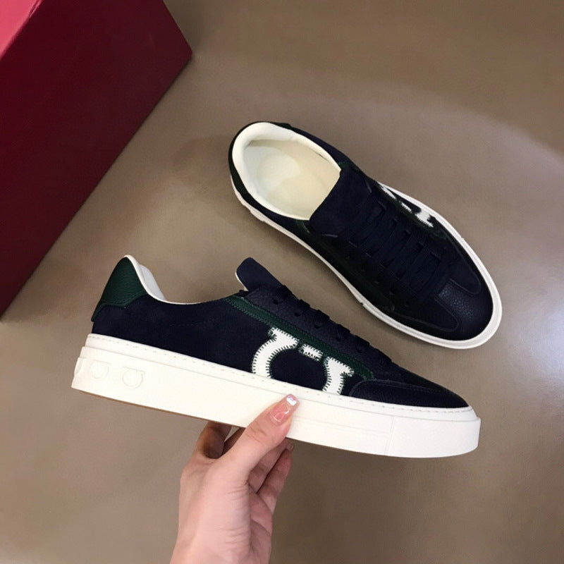 Damen Sportliche Sneakers mit auffälligem Logo-Detail und rutschfester Sohle EB