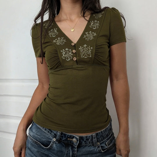 Damen Kurzarmshirt mit dekorativen Knopf- und Stickdetails EB