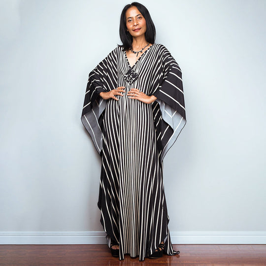 Damen Maxikleid mit kunstvollem Pfauenmuster und seitlichen Schlitzen Heidi Mode
