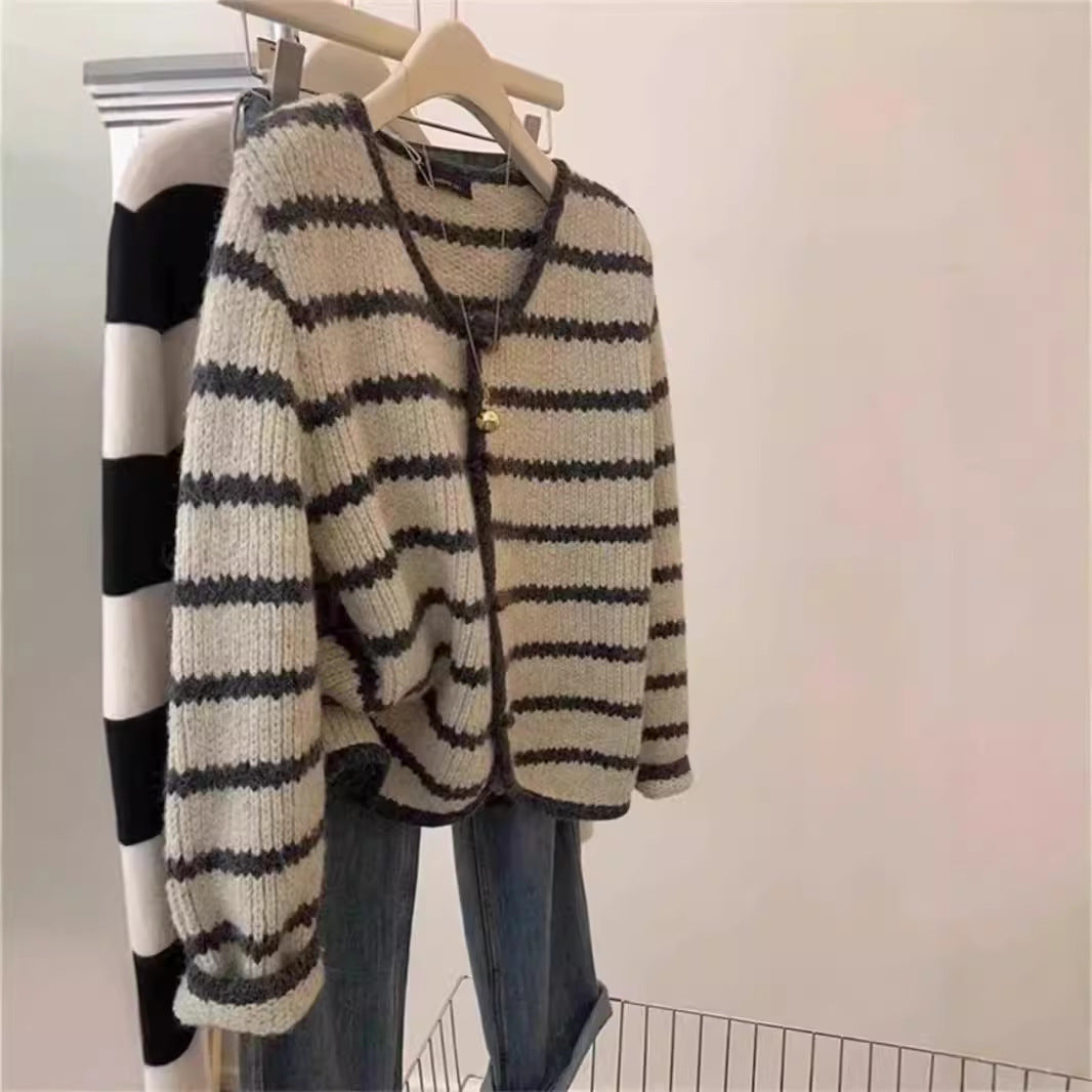 Damen Strickjacke im Boho-Stil mit Knopfleiste und breiten Ärmel EB