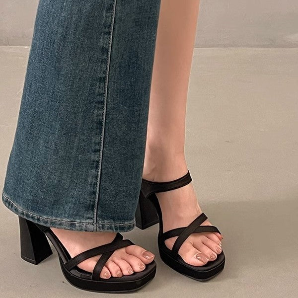 Damen Plateau-Sandalen mit breiten Riemen und elegantem Blockabsatz EB