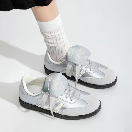 Damen Sneaker mit glänzendem Obermaterial und einzigartigem Design EB