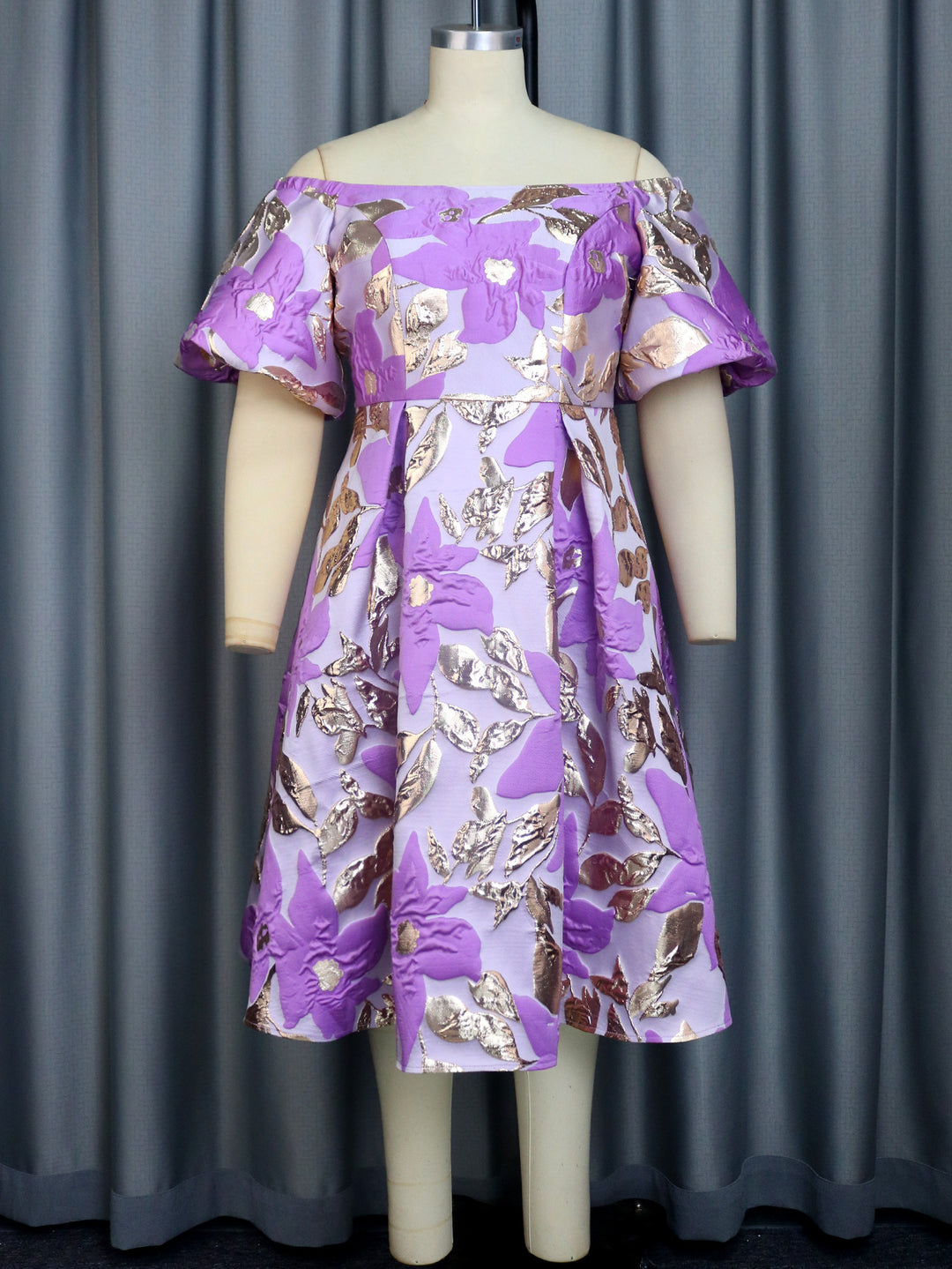 Damen Off-Shoulder Kleid mit floralen Präge-Details EB