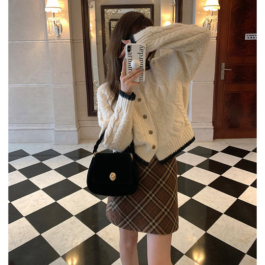 Damen Grobstrickjacke mit einzigartiger Zopfmusterung und eleganten Knöpfen EB