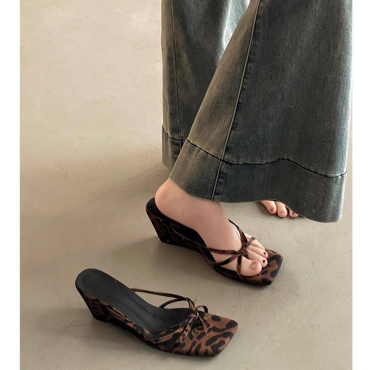 Damen Wedge-Sandalen mit animalischem Print und modischem Riemendesign EB