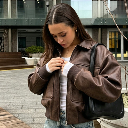 Damen nan kurzer Bomberjacke in Veloursleder‑Optik mit großen Pattentaschen und Rippbündchen EB