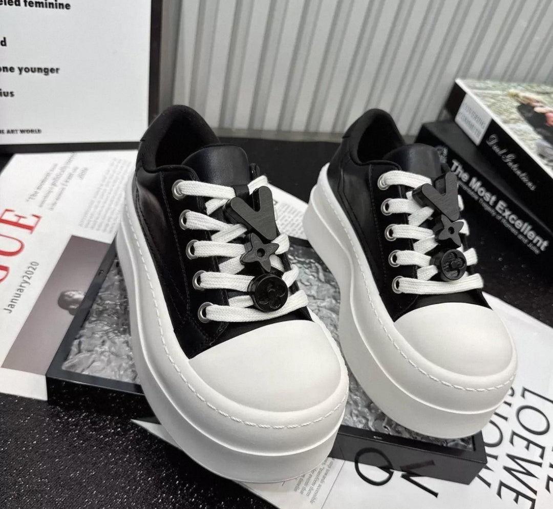 Damen Modische Sneakers mit auffälligem Design EB