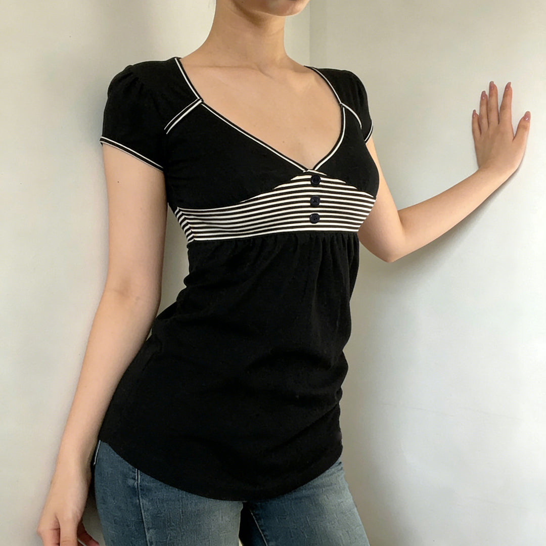 Damen Freizeidkleid mit kontrastierenden Liniendetails und schwingendem Rock EB
