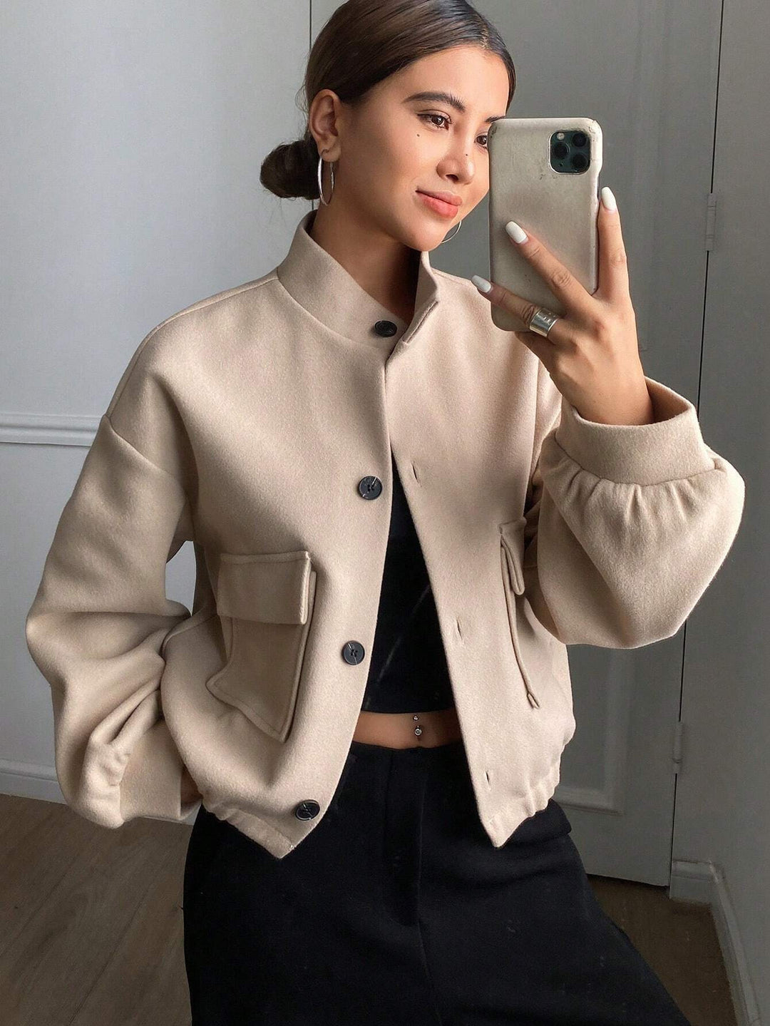 Damen Modische Kurzjacke mit Stehkragen und praktischen Taschen EB