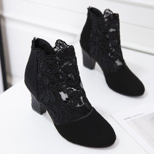 Damen elegante Stiefeletten mit floralem Spitzeneinsatz und Blockabsatz EB