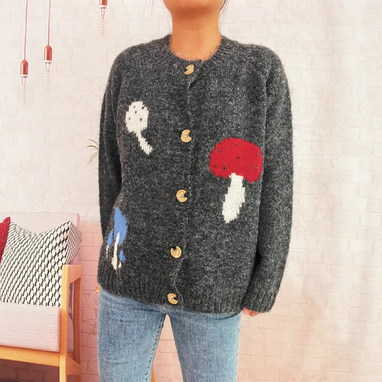 Damen Strickjacke mit buntem Pilzmotiv und Knopfdetails EB