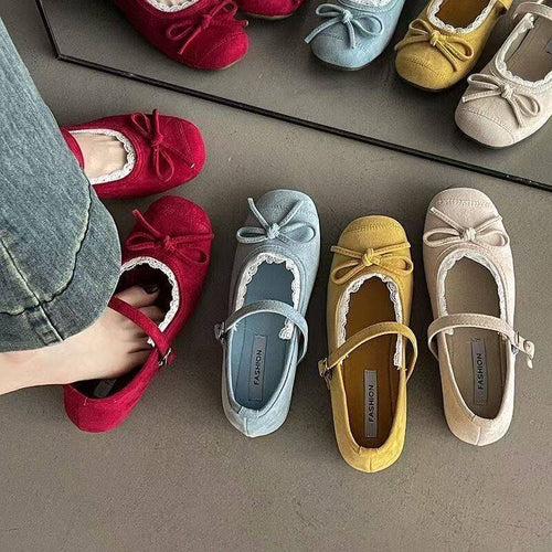 Damen Ballerinas mit verstellbarem Riemen und zartem Spitzenbesatz EB