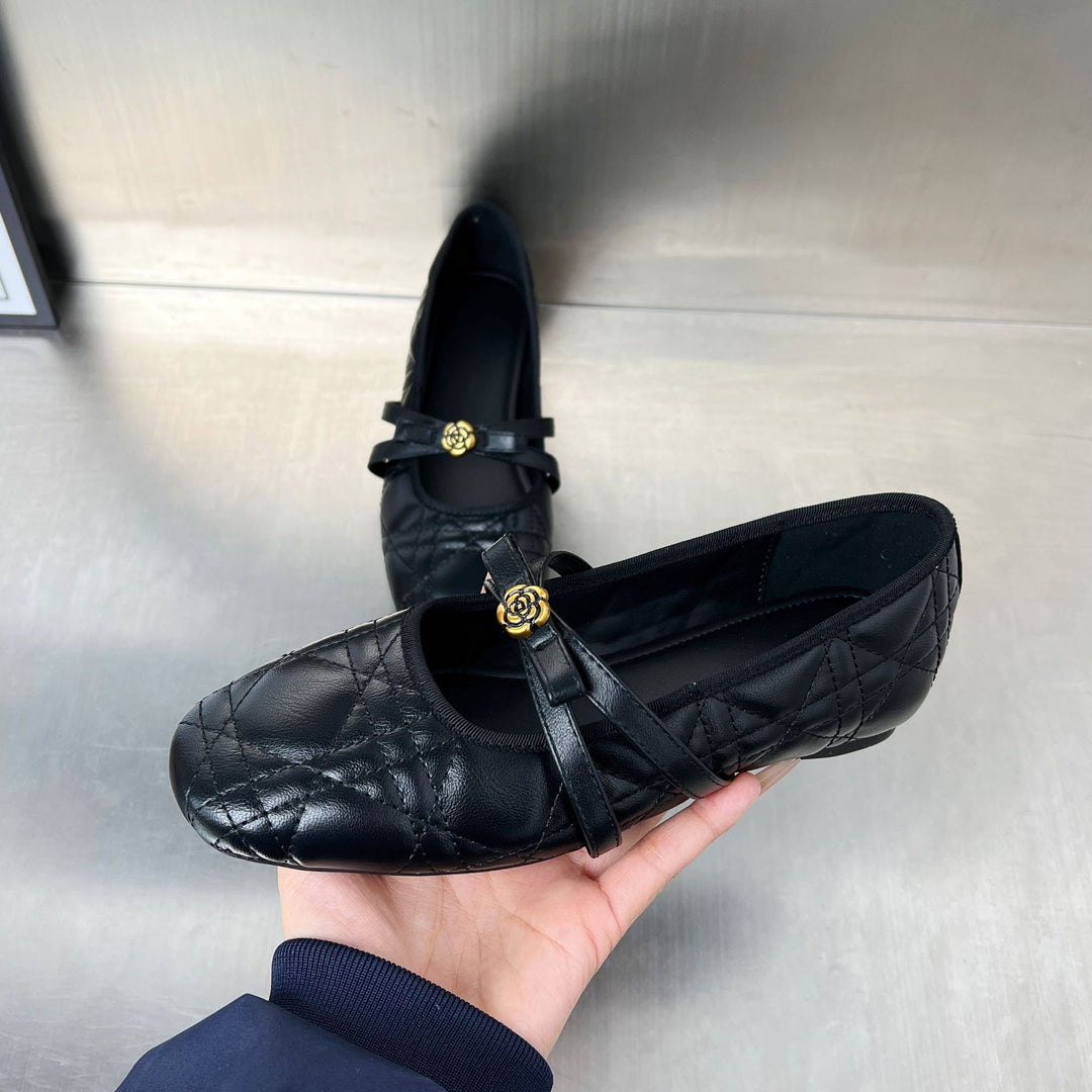 Damen Ballerinas mit elegantem Riemen und stilvollem Blumenmotiv EB