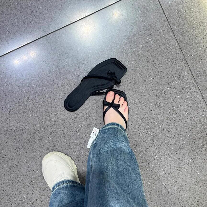 Damen Zehentrenner-Sandalen mit schickem Riemendesign und komfortablem Fußbett EB