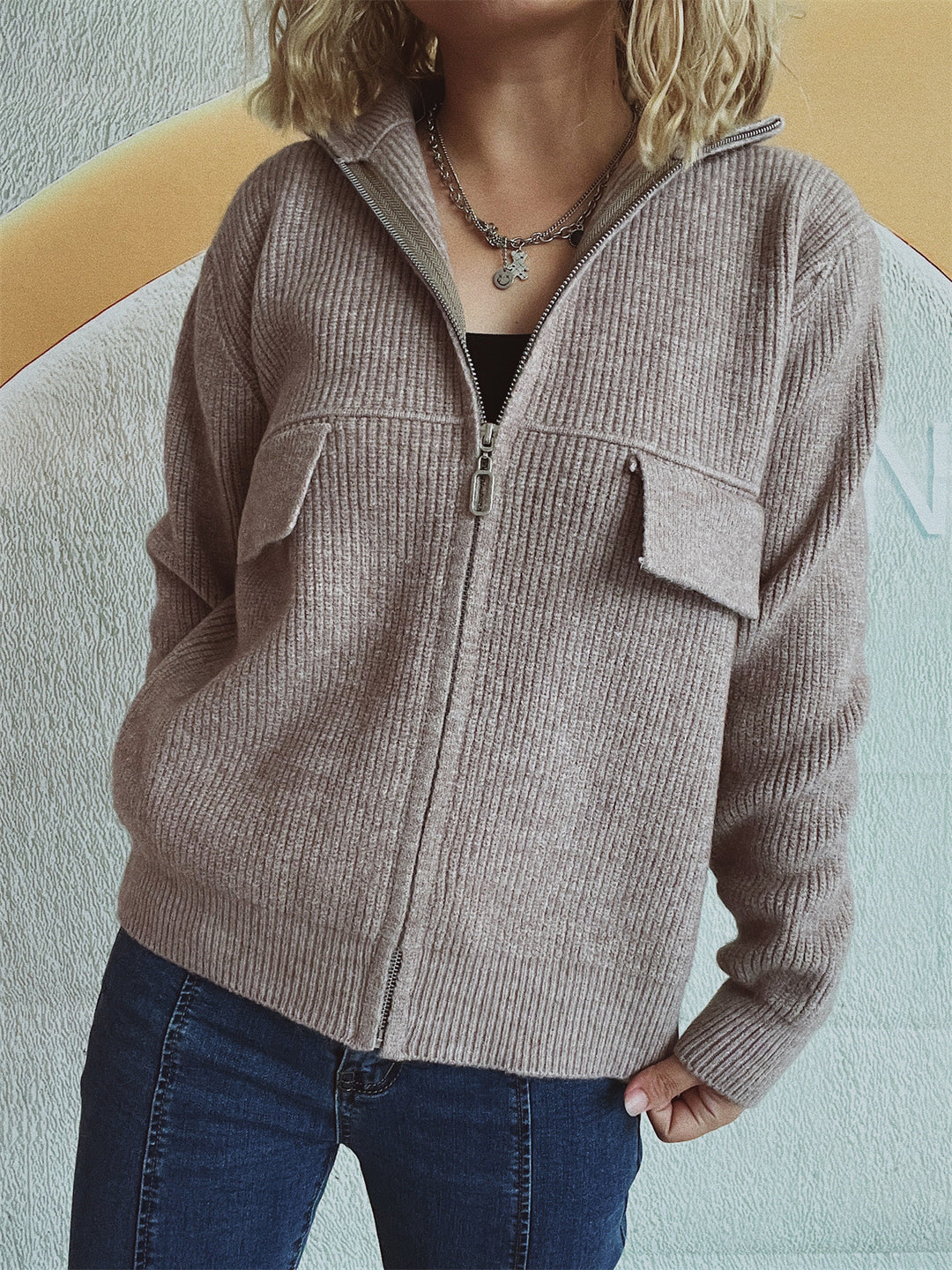 Damen lässige Strickjacke mit praktischen Taschen und hohem Kragen EB