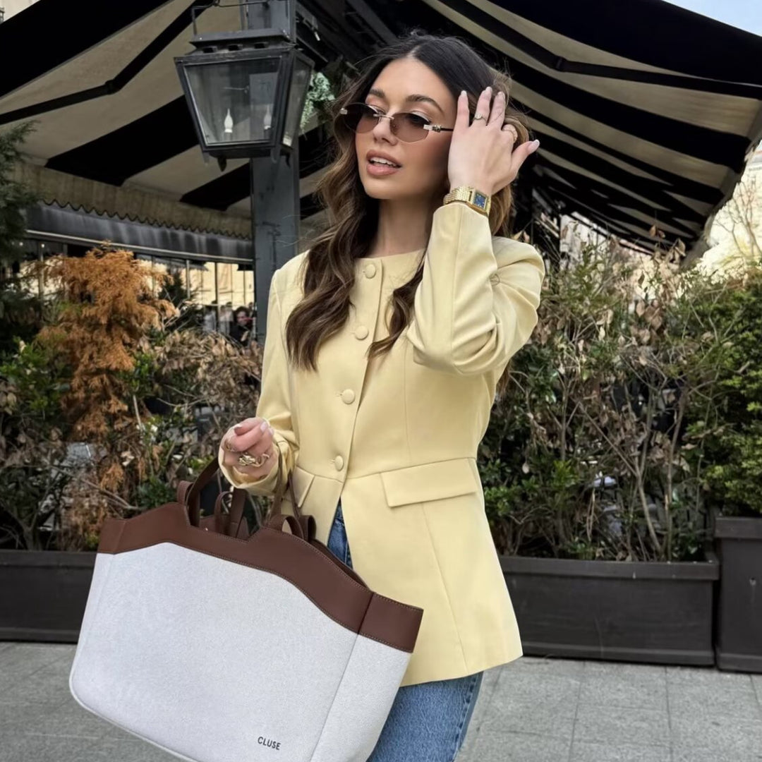 Damen nan taillierter knopfblazer mit Rundhalsausschnitt und angedeuteten Pattentaschen EB