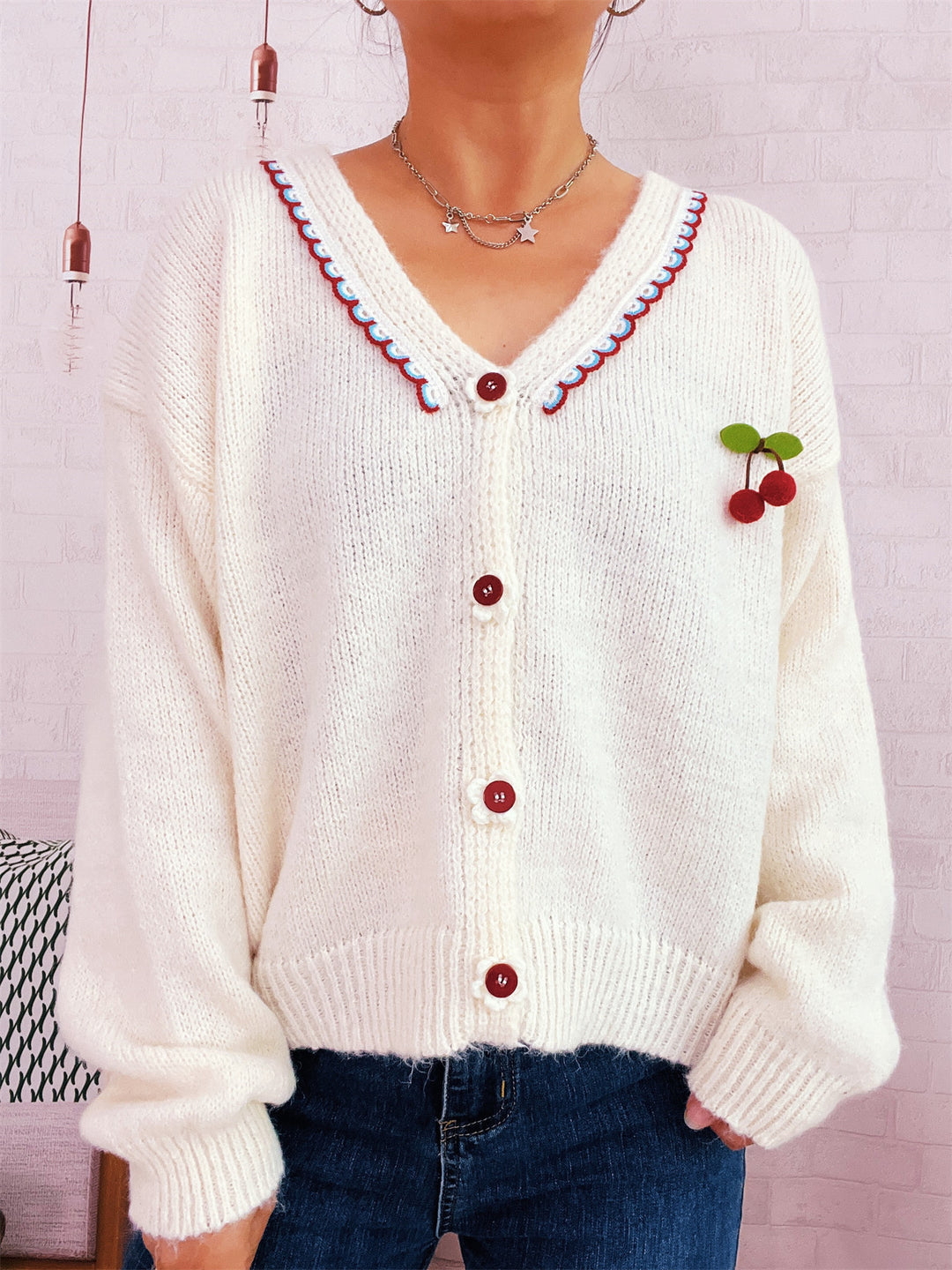 Damen verspielte Strickjacke mit buntem Knopfdesign und hohem Komfort EB