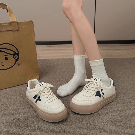 Damen Sportliche Sneakers mit verspielten Stern-Applikationen und bequemer Sohle EB