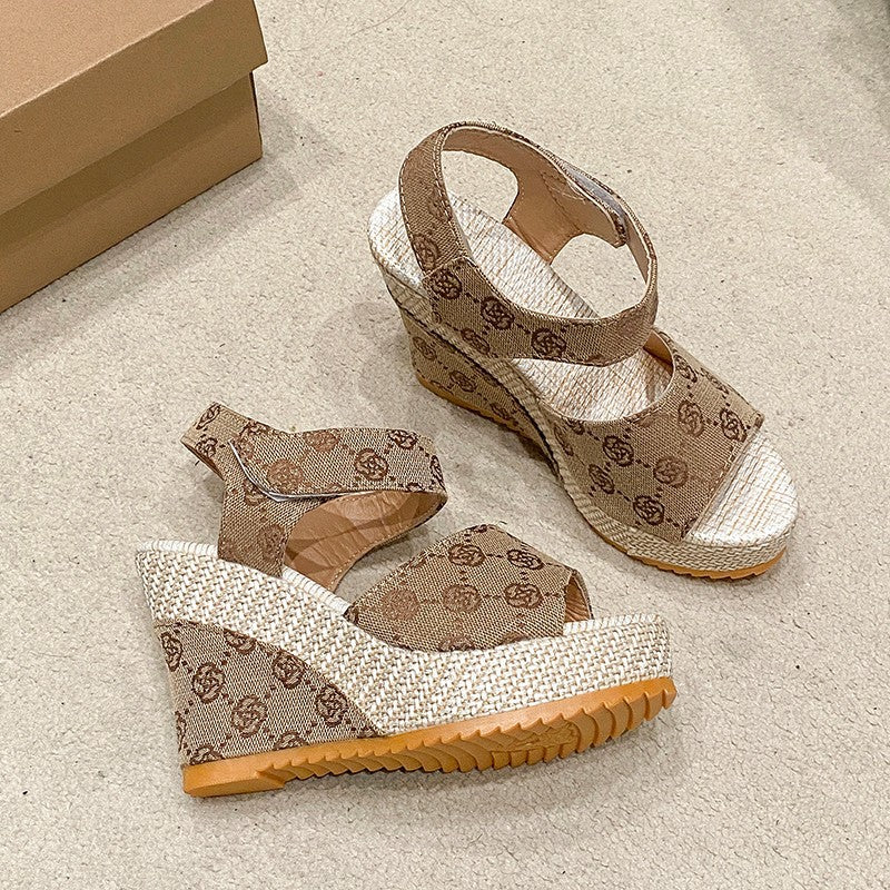 Damen nan monogramm-gewebte Keilsandalette mit Plateau und verstellbarem Fersenriemen EB