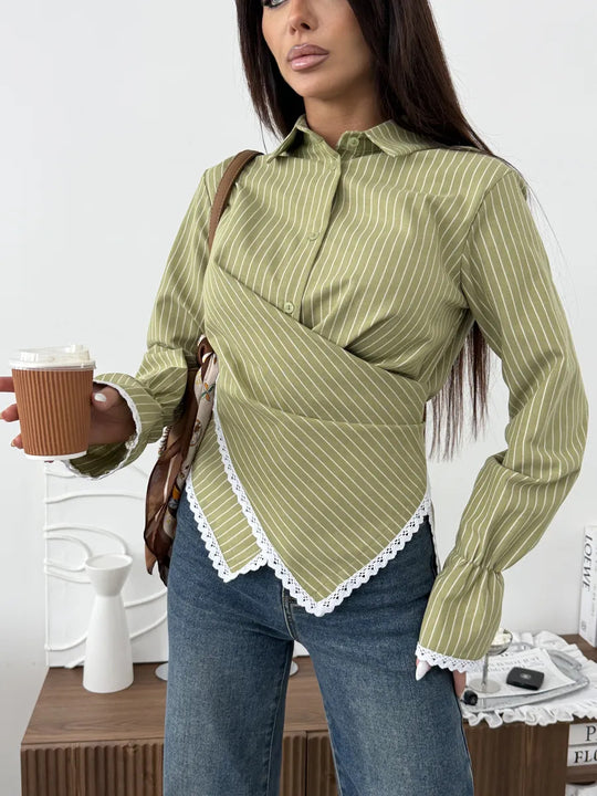 Damen nan taillierte Wickelbluse mit Spitzenrand und feinen Längsstreifen EB