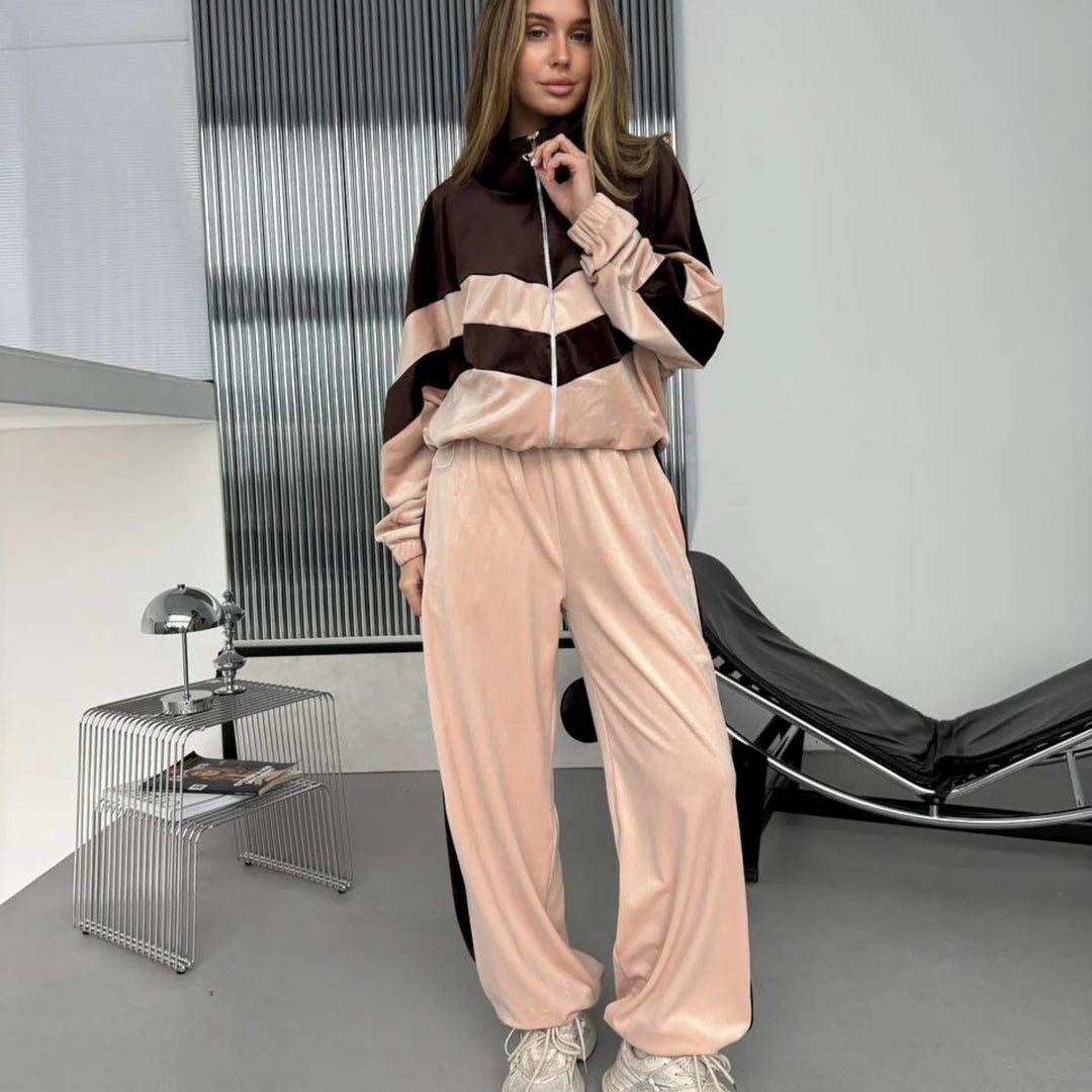 Damen Retro-inspiriertes Samt-Trackset mit Chevron-Design, Stehkragen und weiter High-Waist-Jogger Eichborn Berlin