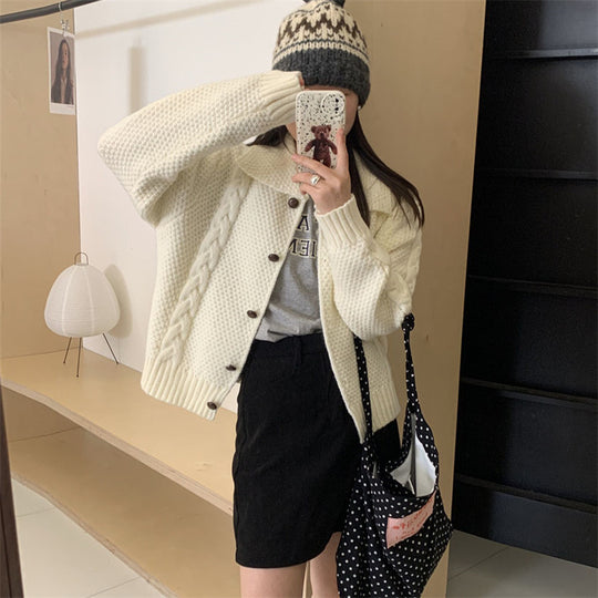 Damen Grobstrickjacke mit kontrastierenden Knöpfen und strukturiertem Design EB