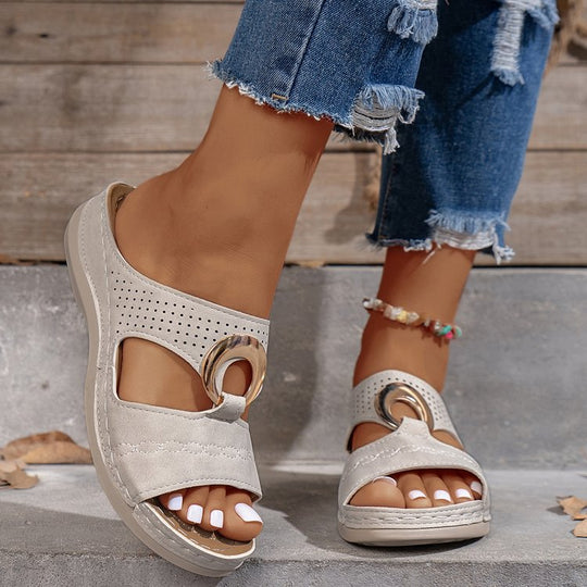 Damen Komfortable Clogs mit modischen Perforationen und geschmücktem Riemen EB