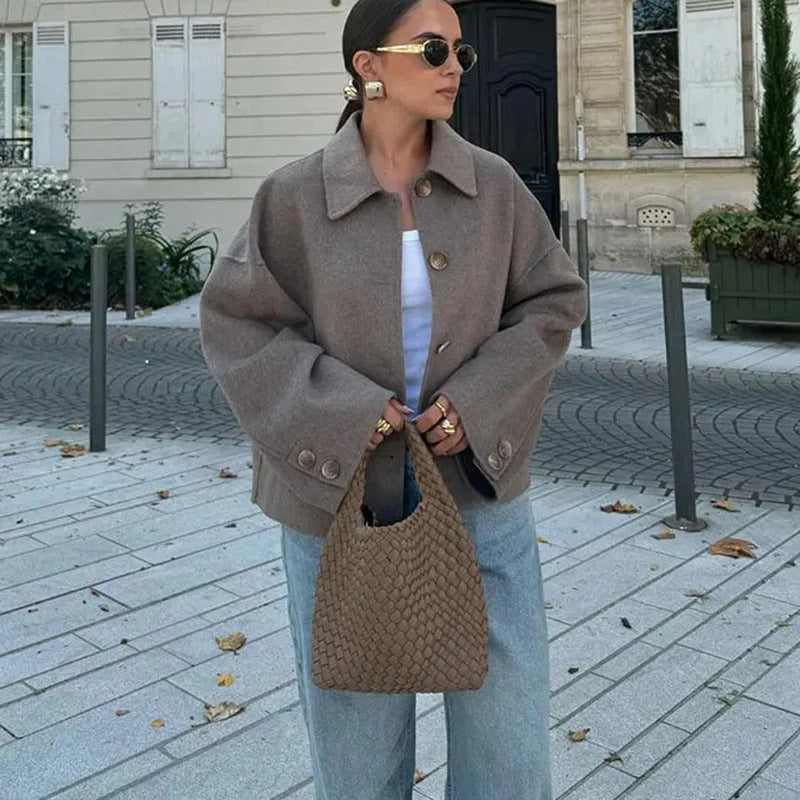 Damen nan kurze kastige Wolljacke mit Hemdkragen, durchgehender Knopfleiste und eingesetzten Eingrifftaschen EB
