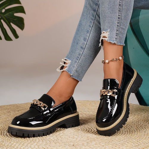 Damen Loafers mit glänzender Lackoberfläche und dekorativer Kettenakzent EB