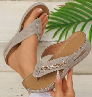 Damen Zehentrenner-Sandalen mit modischem Design und dekorativen Akzenten EB