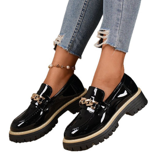 Damen Modische und komfortable Slipper mit glänzendem Obermaterial und Kettenakzent EB