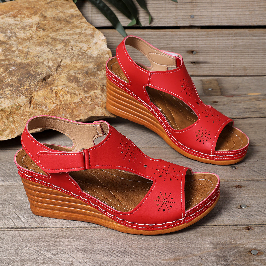 Damen Wedge-Sandalen mit luftigen Cut-Outs und verstellbarem Riemen EB