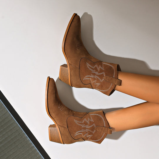 Damen nan Kurzschaft‑Westernboot mit dekorativer Stickerei, eckigem Blockabsatz und weichem Veloursfinish EB
