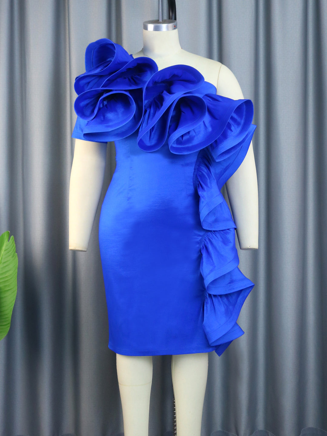 Damen elegantes Kleid mit dramatischen Rüschendetails EB