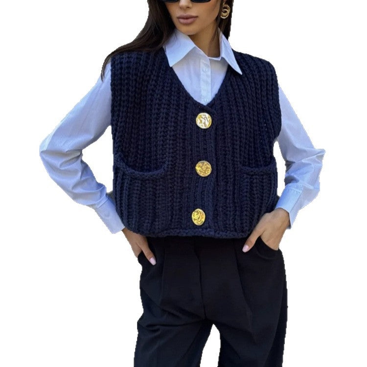 Damen Grobgestrickte Cropped Weste mit V-Ausschnitt und goldenen Zierknöpfen EB