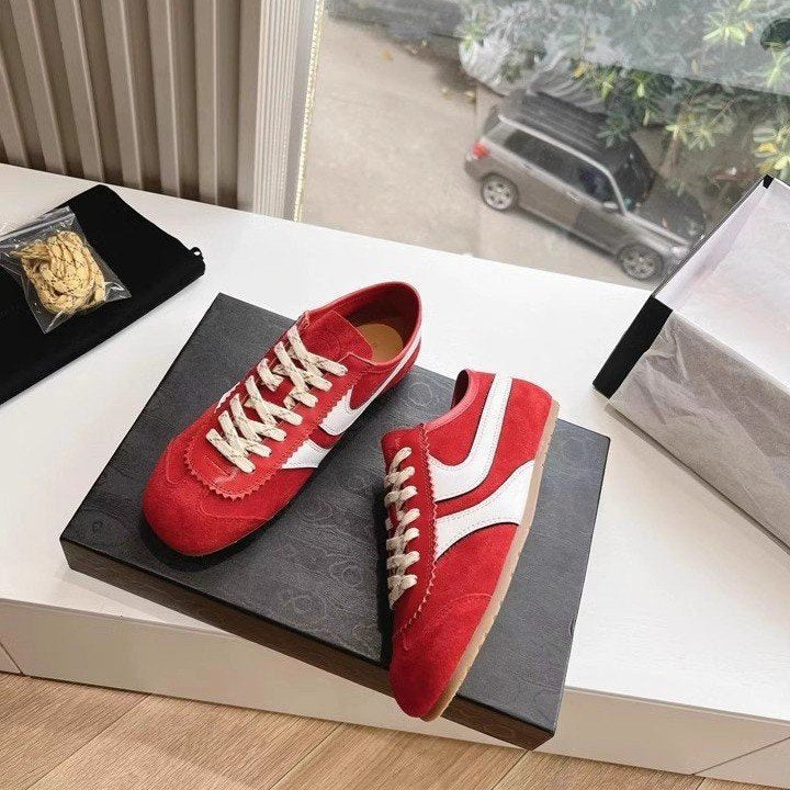 Damen Sneaker aus hochwertigem Wildleder mit trendigem Design und robustem Sohlenprofil EB
