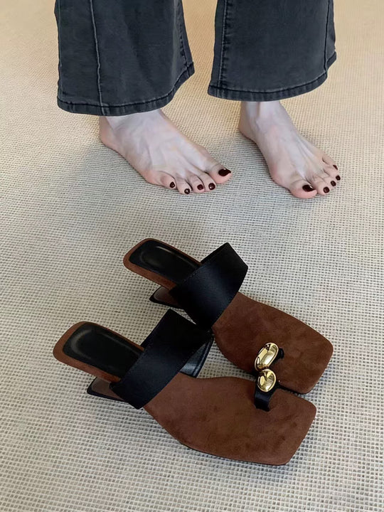 Damen Elegante Sandalen mit dekorativem Goldakzent und komfortablem Fußbett EB