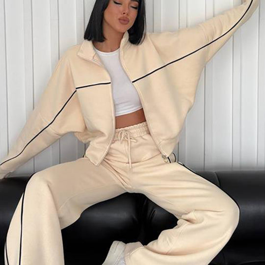 Damen lässiges Sweatset mit Stehkragen Reißverschluss gekürzter Jacke und hochtaillierter Schlaghose Eichborn Berlin