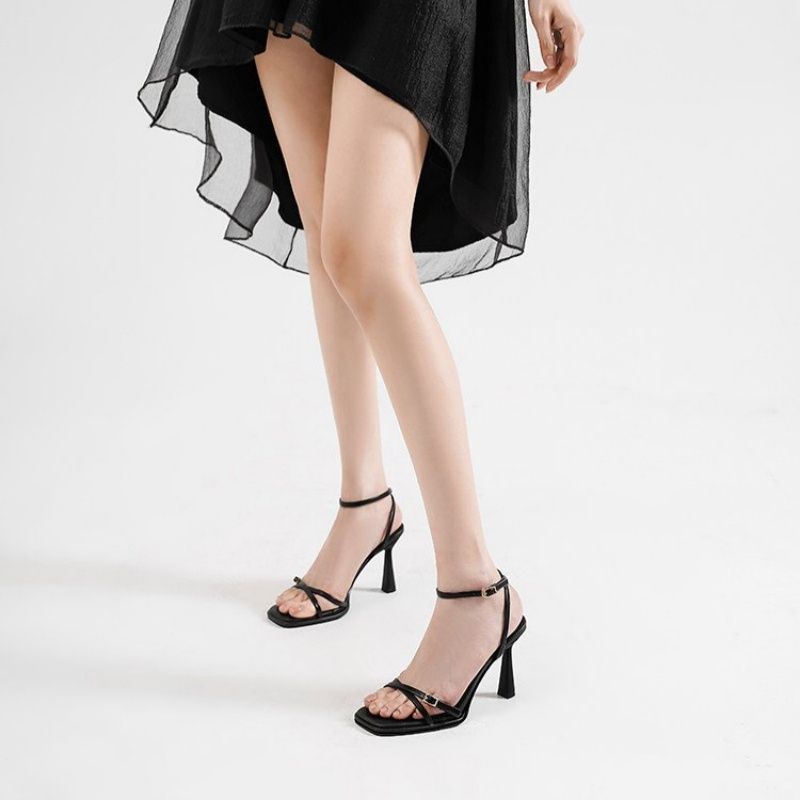 Damen elegante Sandaletten mit modischen Akzenten EB