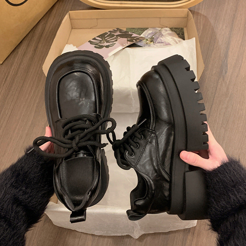 Damen Plattform Schnürschuhe mit robustem Profil und glänzendem Obermaterial EB