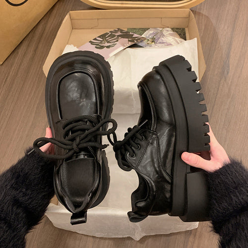 Damen Plattform Schnürschuhe mit robustem Profil und glänzendem Obermaterial EB