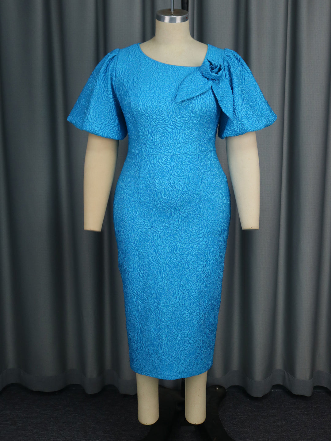 Damen elegantes Etuikleid mit fließenden Puffärmeln und Blumenapplikation EB